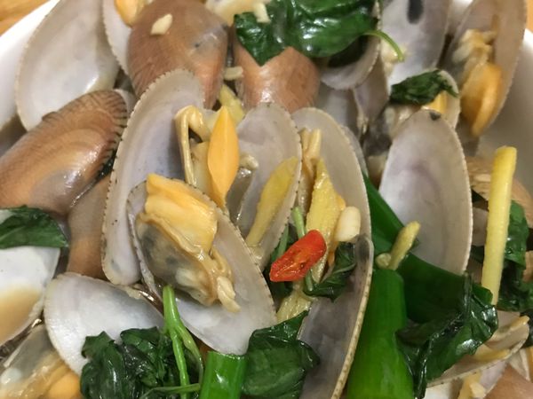 等海瓜子都開後，放入九層塔、辣椒（如想吃辣點可在一開始放入），最後淋上醬油、米酒、蔥段翻炒即可。