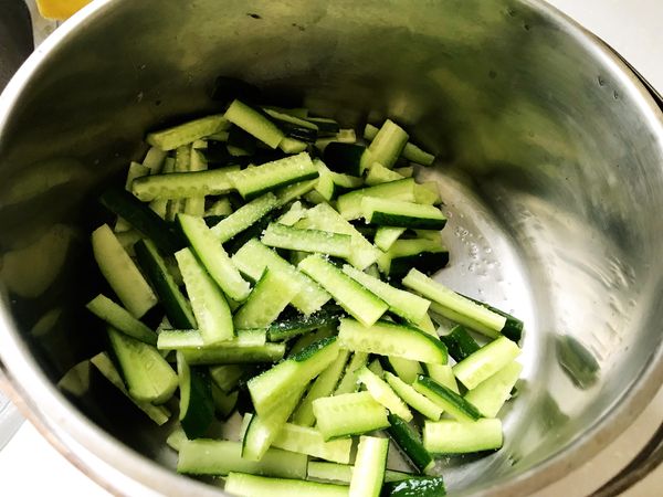 青瓜洗淨切絲，加鹽醃15分鐘。