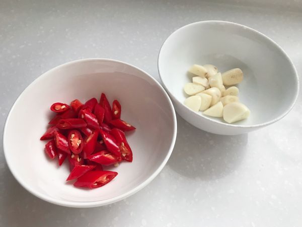 辣椒、蒜頭切粒備用。