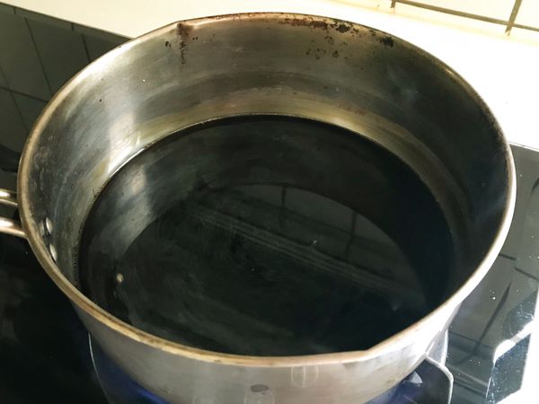 醬油、白醋、水、砂糖混合煮滾。
