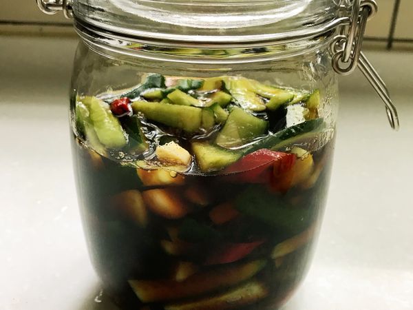 青瓜放在洗淨的玻璃瓶，醬汁放涼後倒進瓶子裡，醃3天左右可以食用。（醃越久越味）