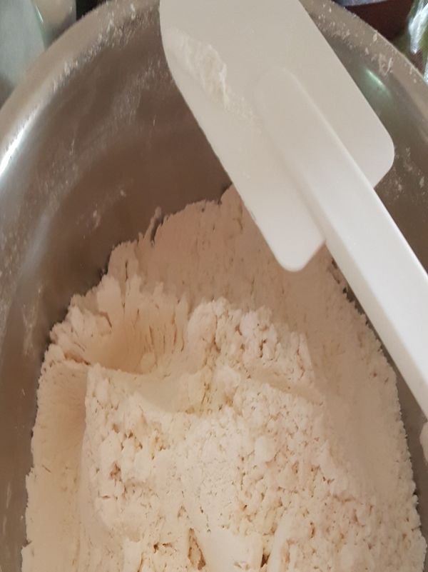 低筋麵粉粉加泡打粉過篩拌勻。