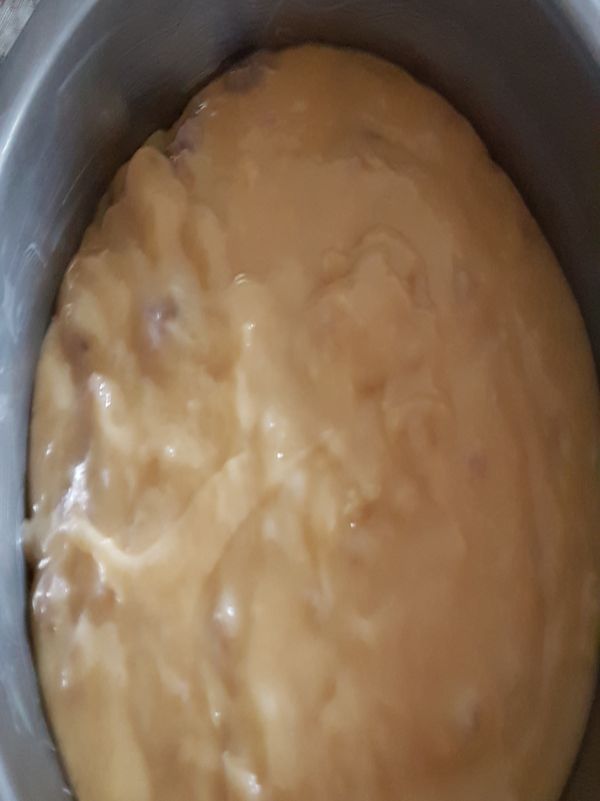 加入植物油攪拌(植物油需攪拌較久，才能讓麵糊吸收)。
再放入適量芋泥，拌勻後倒入烤模(先鋪上防沾紙或抹油)。
※烤箱先預熱。