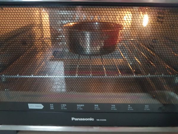 放入烤箱，以上下火160度，40分鐘(烤十分鐘後，可取出劃線，讓蛋糕體裂痕漂亮)。