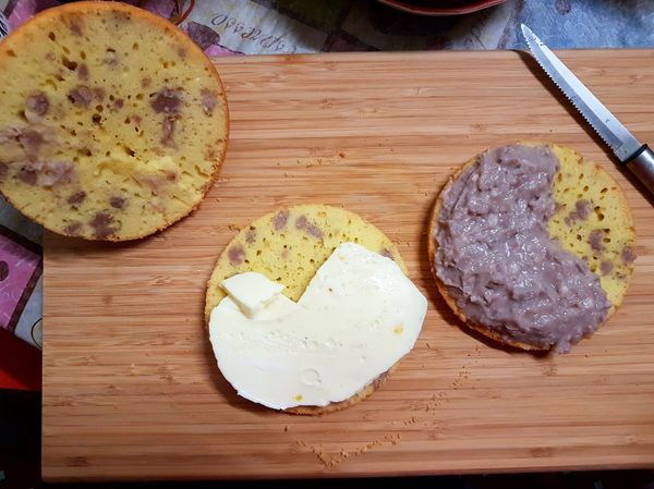 磅蛋糕烤好後取出，橫剖兩刀，抹上芋泥，放上布丁，好吃也健康的芋泥布丁磅蛋糕就大功告成了~😋