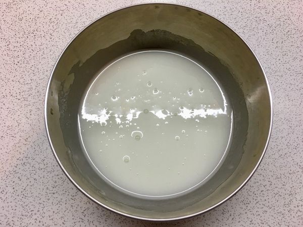 《檸檬糖霜製作》
糖粉和檸檬汁攪拌均勻
（攪拌時檸檬汁要分次拌入
攪拌至糖霜能拉起時寫字8秒內可消失即可視天氣而定不用全部加入）