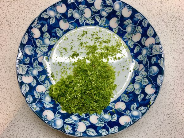 檸檬榨汁前先刮下綠皮屑備用