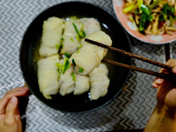 將全部配料切碎倒入豬絞肉攪拌均勻至出筋。
高麗菜燙過，將內餡包入
放入電鍋，一杯水
起鍋即可享用！