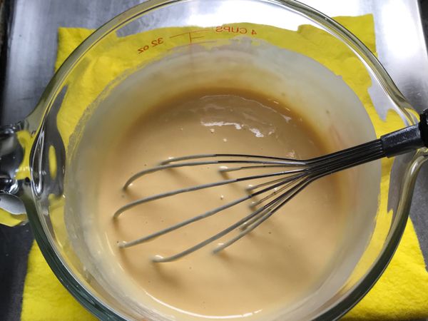 蛋液過篩加入牛奶、鬆餅粉，拌勻