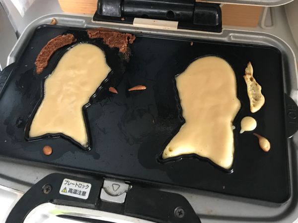 小湯勺倒入麵糊鋪平，開電源