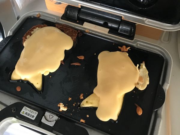 再鋪上麵糊覆蓋上餡料，蓋上蓋子