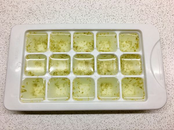 《不浪費分享》
剩餘的糖霜及檸檬皮屑用冷開水拌勻
放入製冰盒內製冰後使用