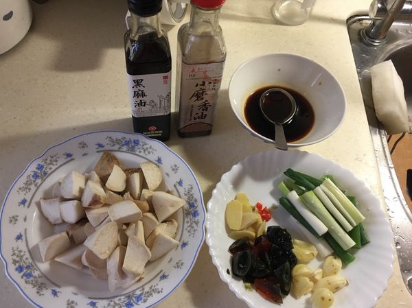所有材料備齊
杏包菇切塊
薑切片
蒜剝皮輕壓扁
蔥切段

三杯調味備好