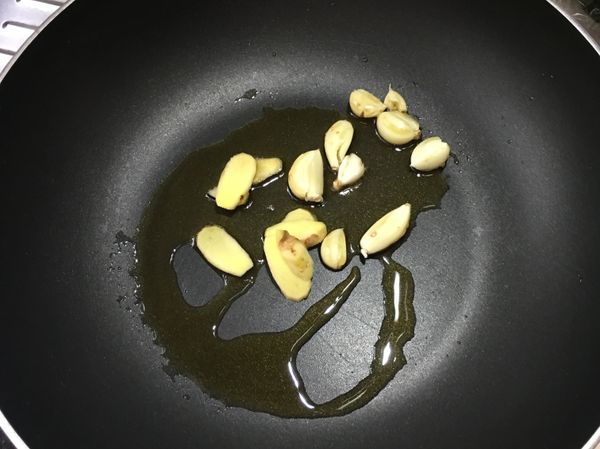 香油麻油先入鍋，油熱後下薑片、蒜
炒至香起鍋