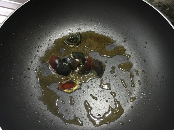 皮蛋下鍋，炒至表皮微硬起鍋