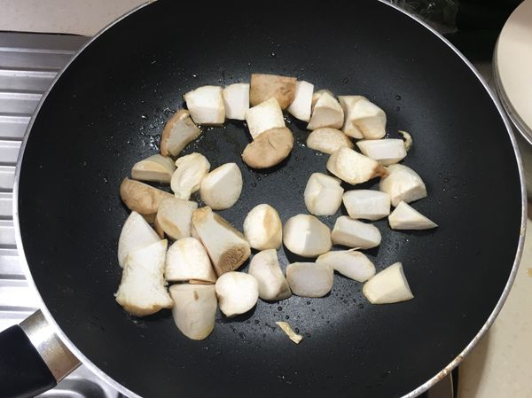 杏包菇下鍋，可再加一點香油及麻油，炒至每一面都沾上油後小火煎