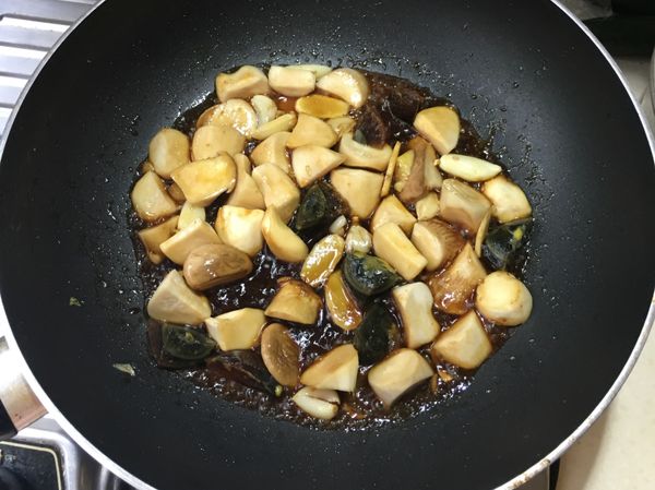 下所有先前炒過的料以及三杯調味，大火炒務必翻炒讓食材都有均勻的沾有調味