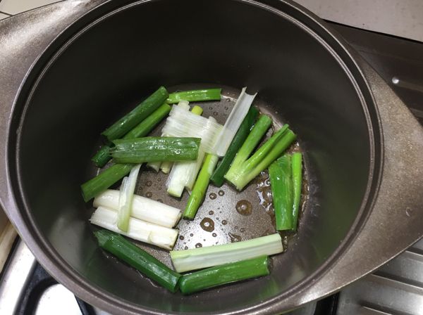 備另一個鍋子，油熱後放出蔥段至香味逼出