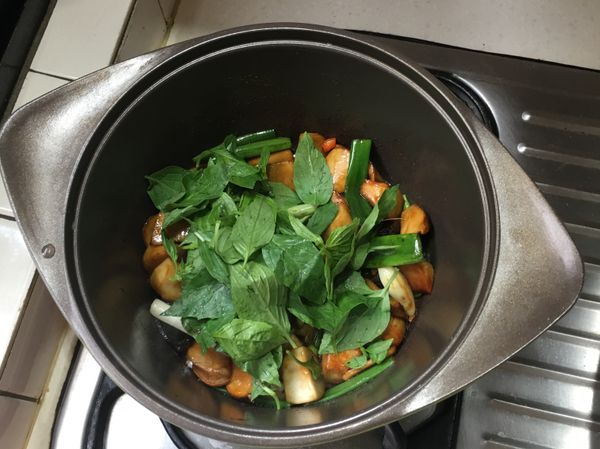 將剛剛炒好的料加入，最上面放入九層塔及辣椒，蓋上鍋蓋悶直到出水氣即可享用
美味上桌～🤤