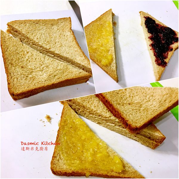 其中1/4片吐司塗上果醬（約2茶匙），另外1/4片放上面，用手稍微按壓一下;

重複此動作一次