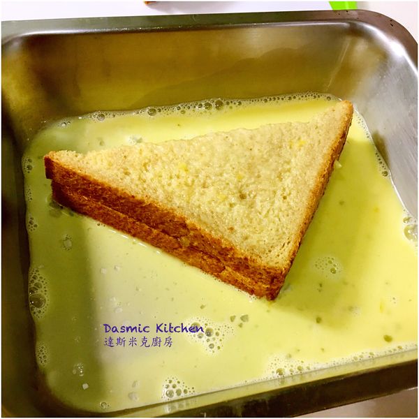 把吐司兩面沾滿蛋奶液