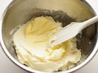 用橡皮刮刀將奶油乳酪攪散，再加入無鹽奶油攪散。