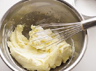 改使用打蛋器，將細砂糖分2∼3 次加入並混拌。