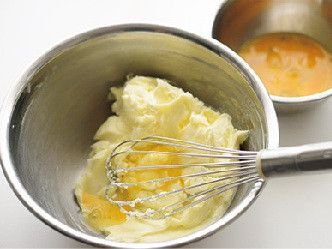 將打散的蛋液分成數次、每次加入少許，邊加入邊混拌。