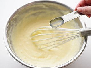 接著一邊依照順序加入鮮奶油、檸檬汁、玉米澱粉，一邊攪拌。