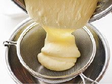 將起司糊用濾篩過濾進淺盤裡，用橡皮刮刀推開抹平。