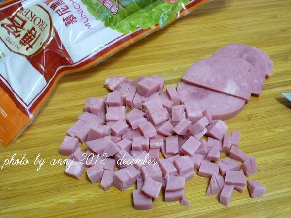 將[博客]慕尼黑原味火腿切小丁.雞蛋打匀成蛋液備用~
ps:火腿的外包裝是夾鏈袋設計，超貼心的!!