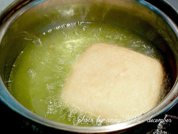 取深鍋，倒入约半鍋份量的油燒熱约120℃，再將口袋土司放入鍋中炸至表面呈金黄色後撈起瀝油~