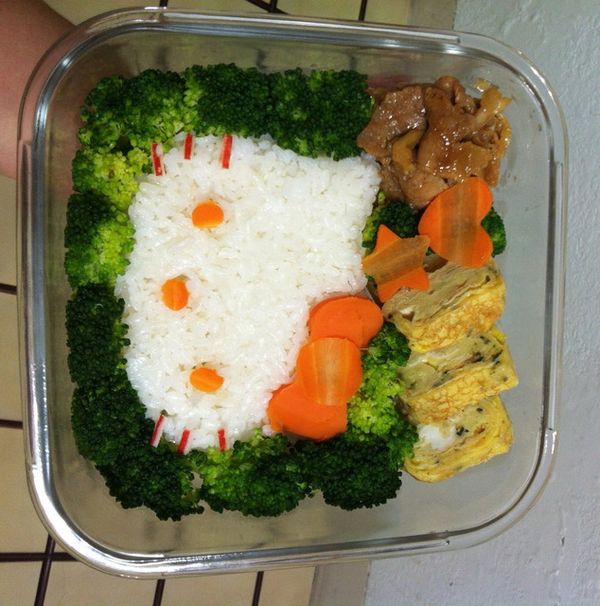 將白飯放入HELLO KITTY的壓模中,壓出貓臉,再將紅蘿蔔壓好之後,點綴上去,擺上花椰菜跟配菜即可大功告成!