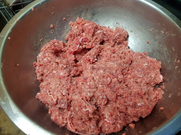 冷凍吐司邊打碎，所有漢堡排材料放入大盆攪拌，摔打到有筋性黏稠。