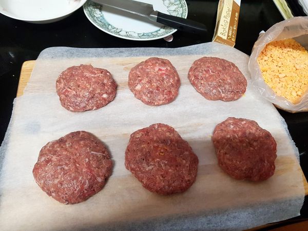 取一團搓成球拍打出空氣，輕輕壓扁(中間稍扁，外圍稍厚)
*此處可加入個人喜好任何起司