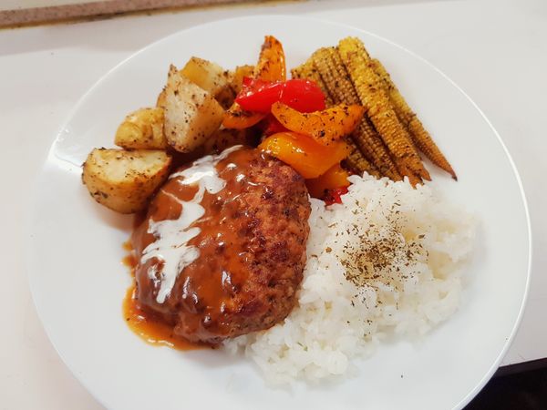 煎好厚漢堡排放旁邊，鍋子先不要洗，放入肉汁材料文火慢熬到濃稠，最後淋上漢堡排即可。