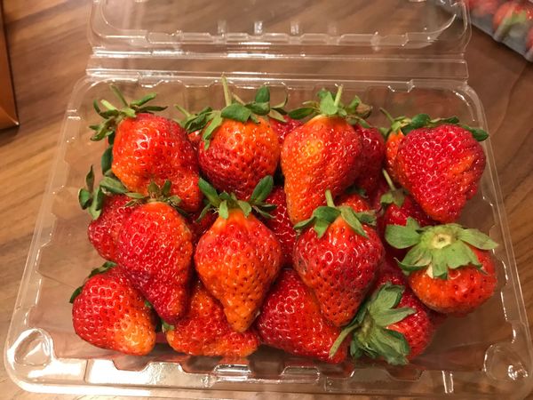 草莓洗乾淨，擦乾備用！