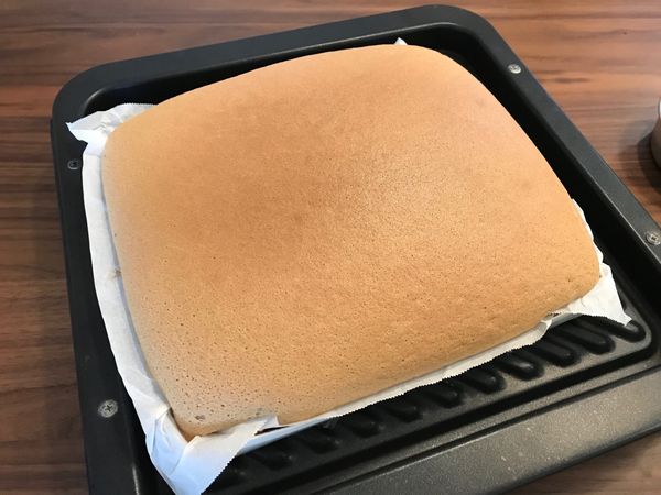 麵糊倒入之後，輕摔幾次，震出大氣泡。
180度先烤10分鐘左右，反轉再烤6分鐘左右即可！
取出倒扣放涼！