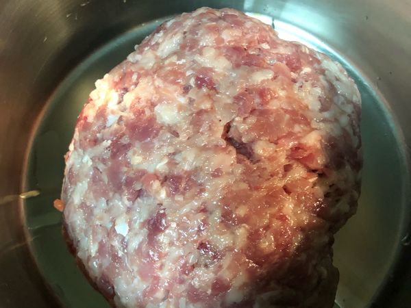 將市場買回的絞肉倒入鍋中冰存約10分鐘。
🌷絞肉
選擇三層肉或腿肉最佳，喜歡口感嫩一點可選油花多一點的三層肉，喜歡帶嚼勁，就選腿肉。選擇前者，建議菜肉比例為3：1，選後者則以2：1較佳。
