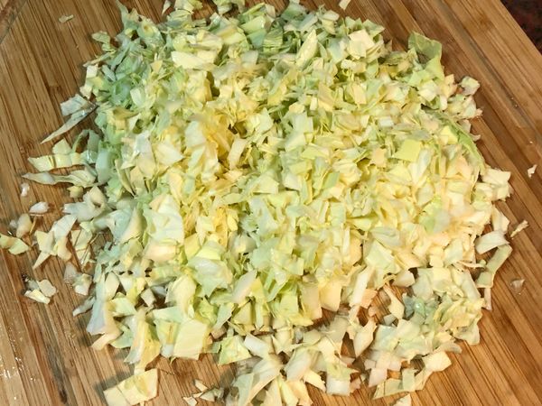 將高麗菜切莫約1公分，礙於不喜歡吃太鹹的口味，本次製作未加鹽巴抓揉喔！

高麗菜還是建議必須加鹽抓揉，讓多餘水分釋出，如此較不會浸爛餃子皮，影響口感。