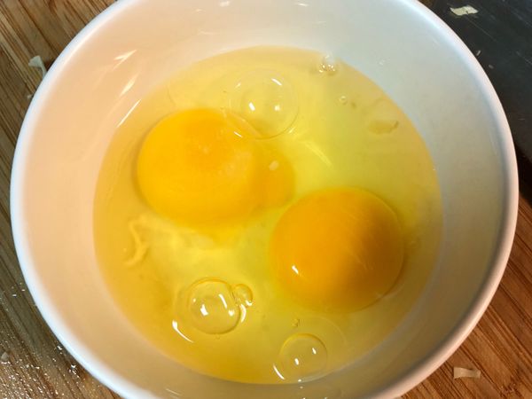 將2顆蛋均勻打散。