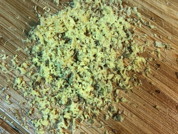 把薑磨成泥，若是愛吃薑的人可以切小丁狀。