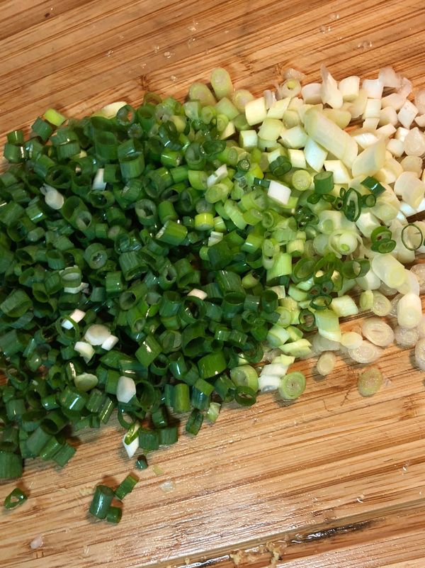 蔥切成蔥花。