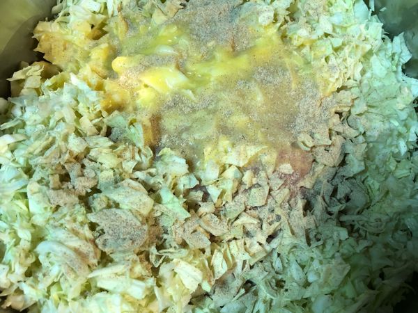 將蛋液倒入、均勻在表面灑上白胡椒粉、香油、蠔油、鹽巴、倒入蔥花、薑泥。

🌷蠔油的甘甜可平衡單純鹹味，增加美味度。
🌷口感、鹹度可以視個人喜好添加，建議不要太鹹，避免增加身體負擔唷！