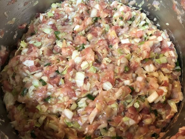 將所有食材均勻攪拌後，放入冰箱冷藏約30分鐘。