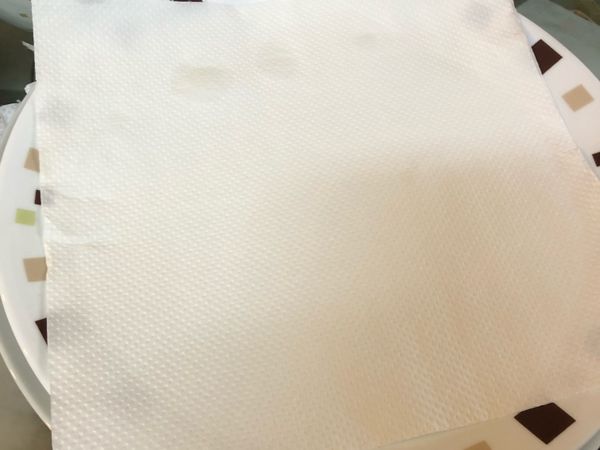 盤子上舖上餐巾紙，灑上太白粉，可以避免餃子受潮沾黏喔！