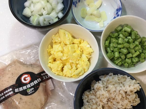 先用少許油用不沾鍋炒2顆蛋。
將食材備妥，四季豆及洋蔥切丁。
蒜頭切片