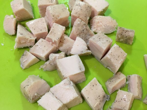 將「UP低溫嫩雞包」撕開，切成丁狀。