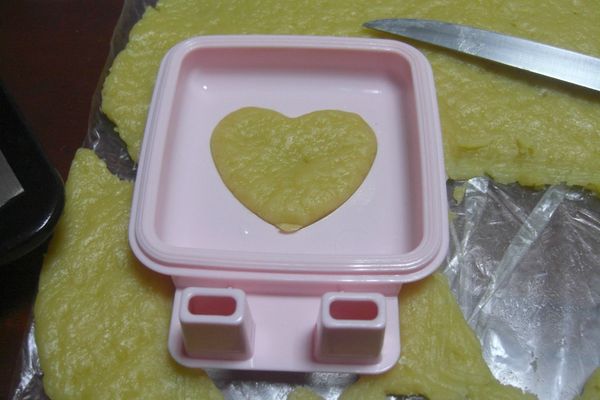 再加入蛋黃用手揉成團後再用擀麵棍擀平麵團塑型(用吐司壓模裡的愛心來塑形約可做27個量)