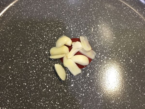 不沾鍋加少許油，把蒜片炒香。